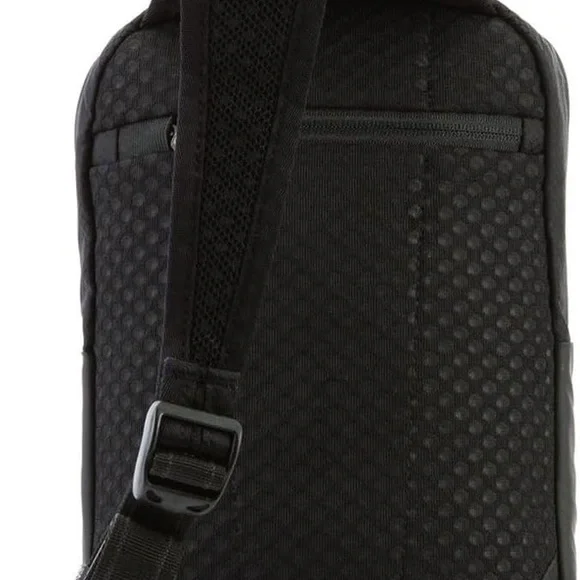 Pacsafe Black Venturesafe X Anti-Theft Backpack crossbody - Picture 3 of 11